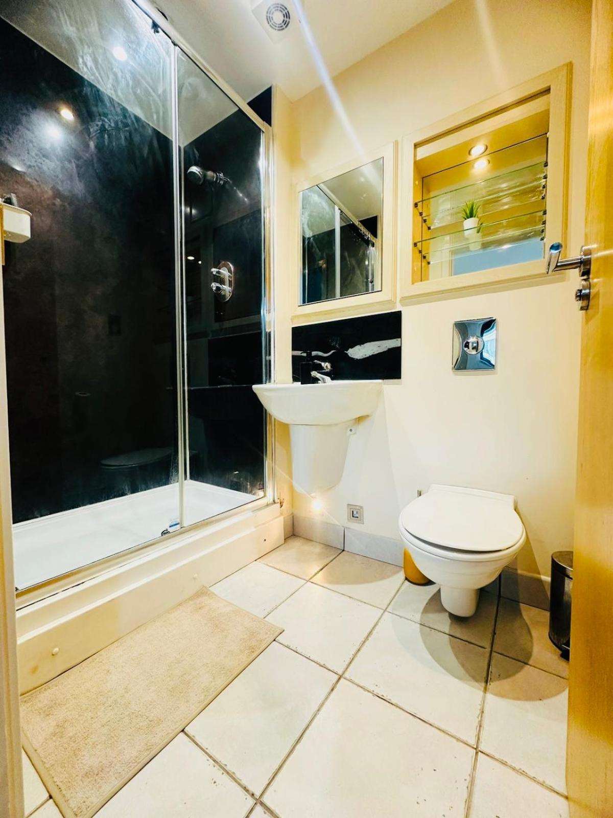 Modern 2Bed 2Bath Apartment Canary Wharf - Upto 5 Person 伦敦 外观 照片